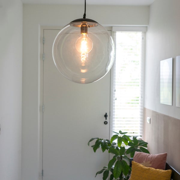 Hängelampe mit klarer Glaskugel im Flur