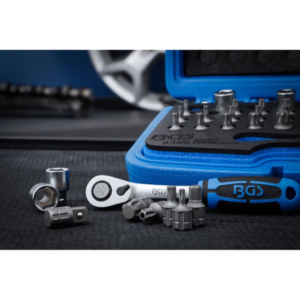 Steckschlüsselsatz mit Bits und Knarre in geöffnetem, blauem Koffer