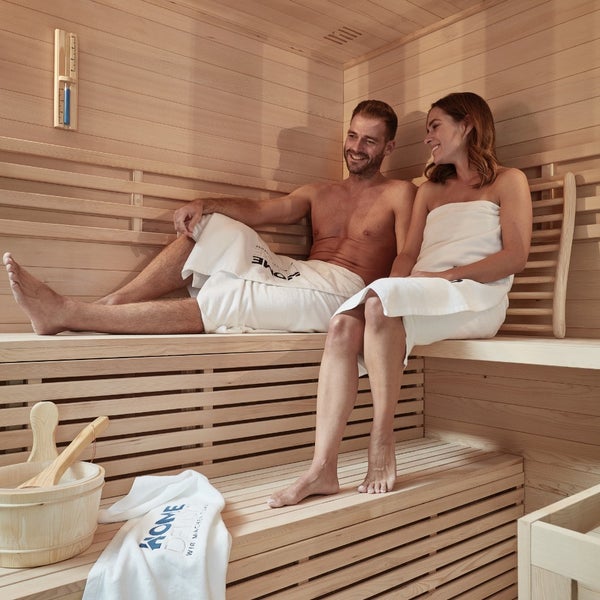 Home Deluxe - Traditionelle Sauna - Skyline XL Big - 200 x 200 x 210 cm - für 2-6 Personen, Hemlocktanne, inkl. Saunaofen, Saunazubehör I Dampfsauna Aufgusssauna Finnische Sauna Bio Sauna