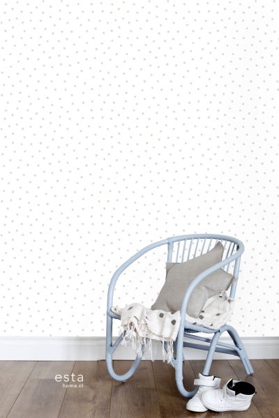 Helle Inneneinrichtung mit gepunkteter Tapete und blauem Sessel