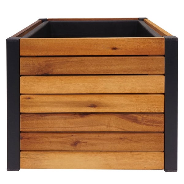 Quadratischer Pflanzkasten aus Holzlamellen mit schwarzen Metallecken und rosa Blumen.