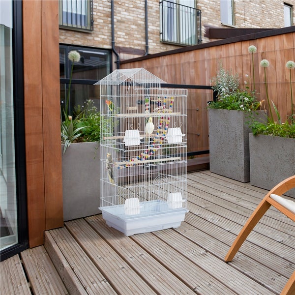 Voliere mit mehreren Ebenen und Spielzeug auf einer Holzterrasse