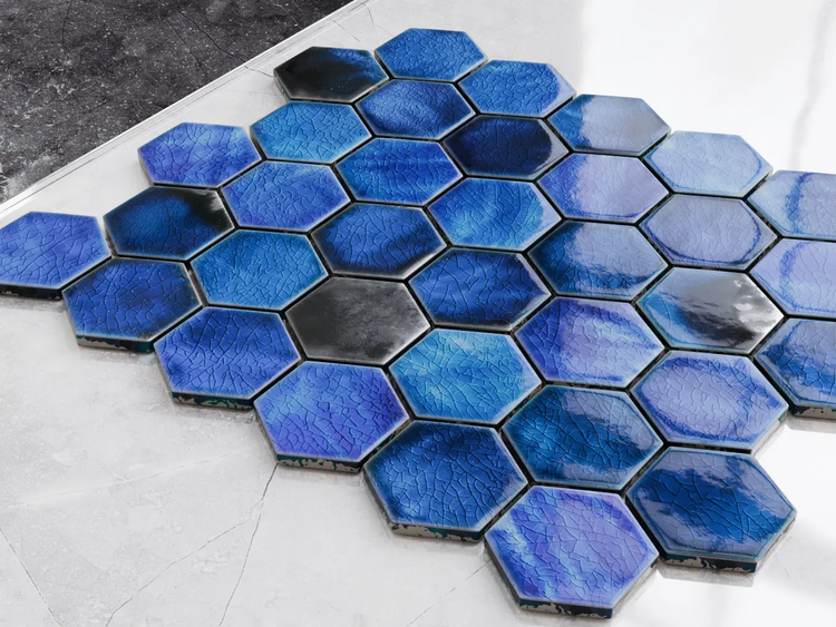 Sechseckige Mosaikfliesen in Blau- und Grautönen