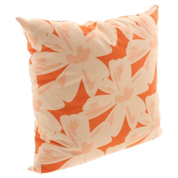 Quadratisches Dekokissen mit großem Blumenmuster.