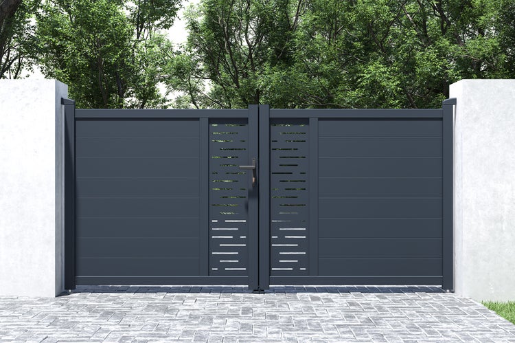 Modernes zweiflügeliges Einfahrtstor aus Metall mit horizontalen Lamellen und dekorativen Lochmusterelementen, montiert zwischen zwei Pfeilern.