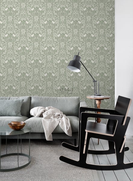 Wohnzimmer mit grüner floraler Tapete, Sofa und Schaukelstuhl