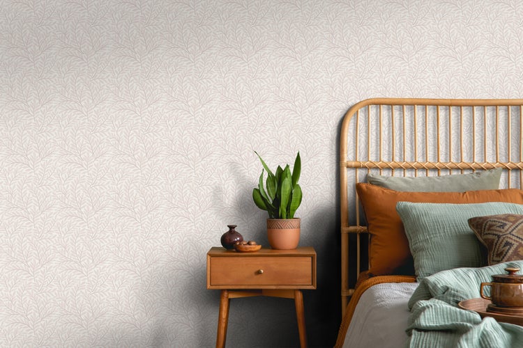 Schlafzimmer mit Bett, Nachttisch und floraler Tapete