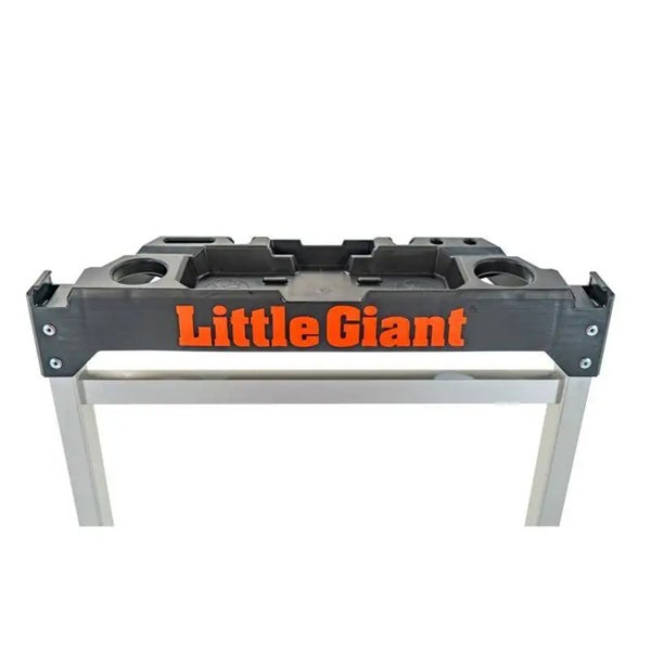 Little Giant Multifunktions-Werkzeugablage aus schwarzem Kunststoff für Leitern mit integrierten Werkzeughaltern und Little Giant Logo.
