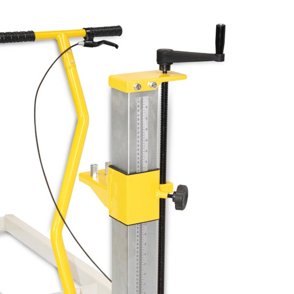 Detailansicht einer Materialhebebühne mit Handkurbel zur Höhenverstellung.