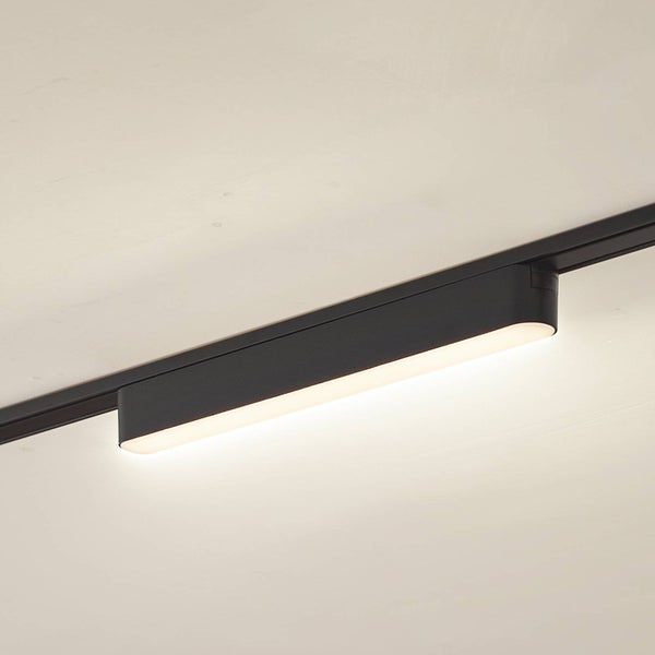 Schwarze lineare LED-Leuchte für Schienensysteme, montiert an der Decke.