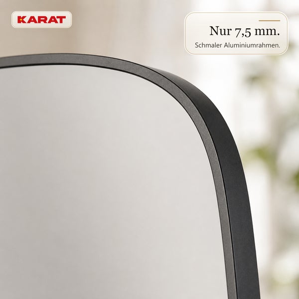 Detailansicht eines Spiegels mit schmalem Aluminiumrahmen von 7,5 Millimeter von der Marke Karat Logo.