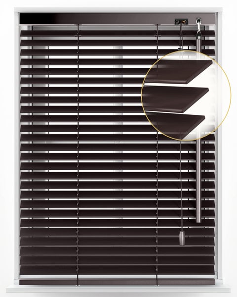 Horizontale Jalousie aus Kunststoff mit Zugschnur und Drehstab zur Lichtregulierung in einem Fensterrahmen.