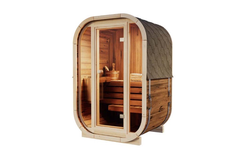 Ovale Fasssauna aus Holz mit Glastür, Schindeldach und Inneneinrichtung inklusive Holzeimer und Sitzbänken.
