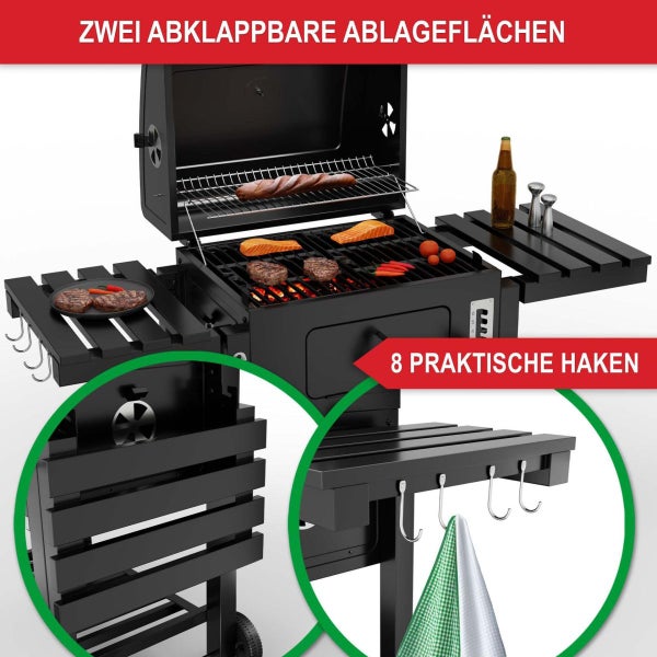 Holzkohlegrill mit zwei abklappbaren Seitenablagen und acht Haken für Grillzubehör.