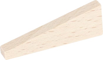 Ein einzelner Holzkeil aus massivem Hartholz zum Ausrichten oder Fixieren.
