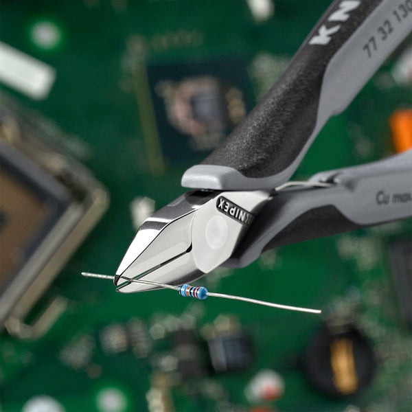Knipex Seitenschneider schneidet Widerstand auf Platine