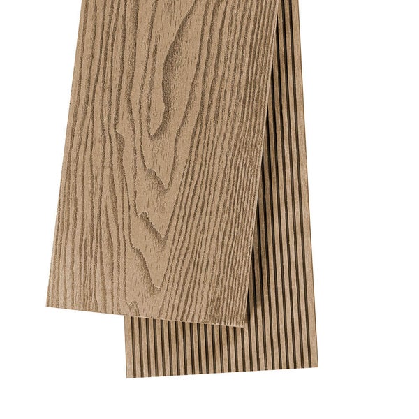 WPC Terrassendiele mit Holzmaserung und gerillter Oberfläche