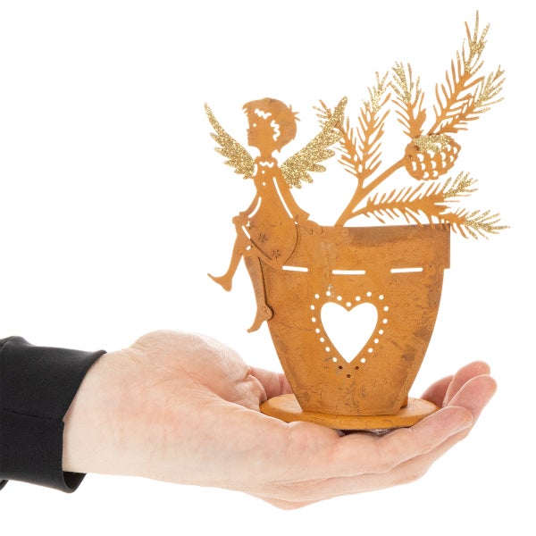 Weihnachtsdekoration aus Metall in Edelrostoptik mit Engel, Blumentopf mit Herzausschnitt und Tannenzweigen, glitzernde Details.