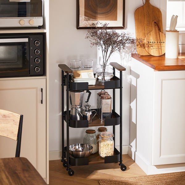 Servierwagen mit drei Ebenen in einer Küche
