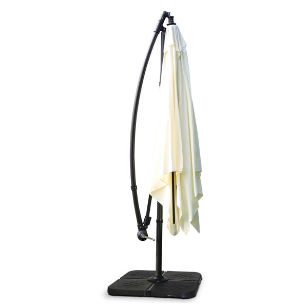 Geschlossener Ampelschirm mit cremefarbenem Bezug, gebogenem Gestell und schwarzem Standfuß.