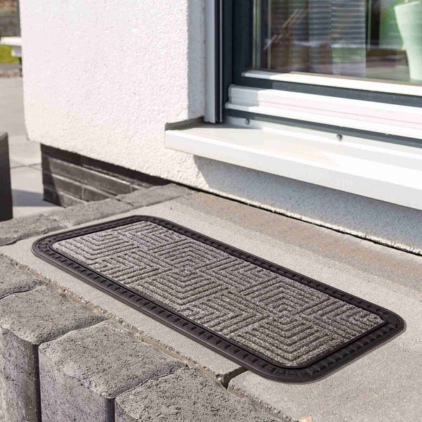 Fußmatte mit geometrischem Muster vor einer Haustür