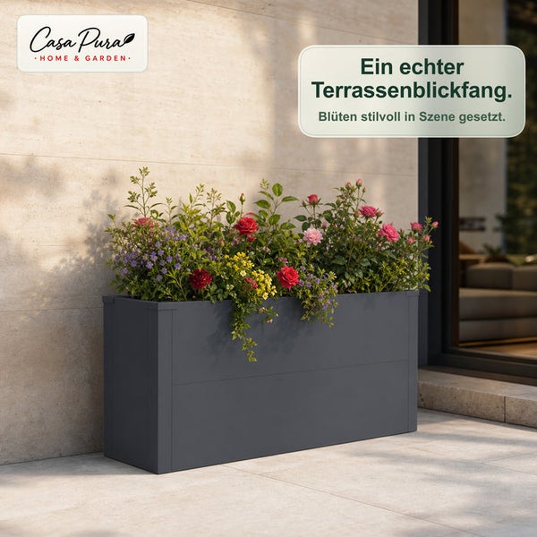 Rechteckiger Pflanzkübel auf einer modernen Terrasse, bepflanzt mit Rosen und anderen Blumen, vor einer hellen Wand.