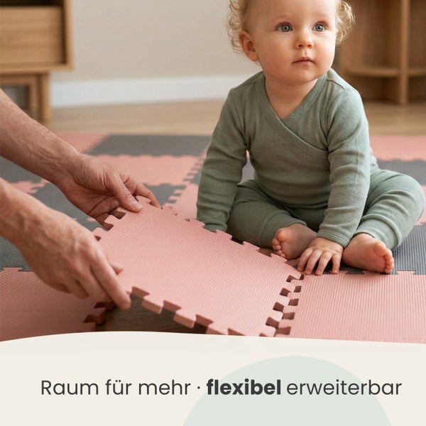 Ein Baby sitzt auf einer Puzzlematte aus Schaumstoff, während Hände ein weiteres Teil hinzufügen. Flexibel erweiterbare Bodenschutzmatte.
