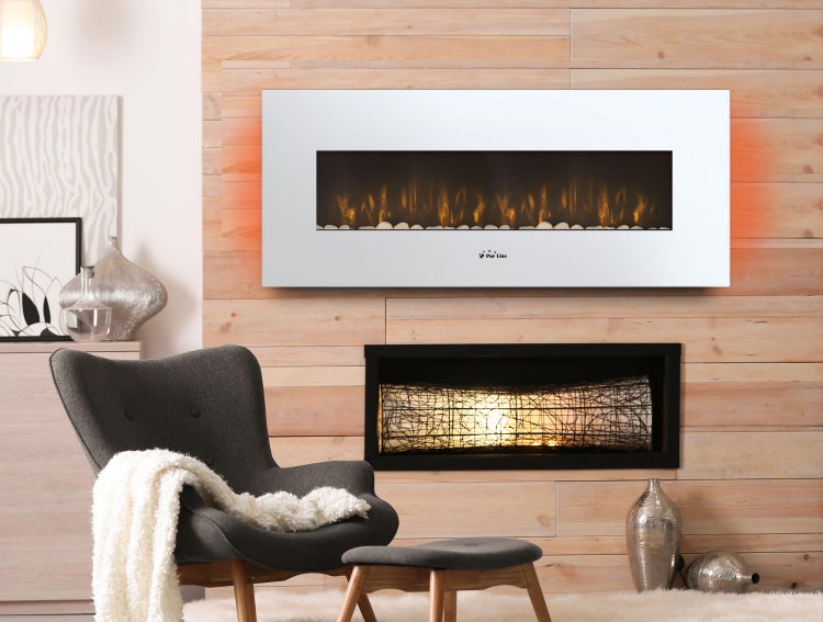 Wohnzimmer mit elektrischem Kamin, Sessel und Dekoration auf Holzwand