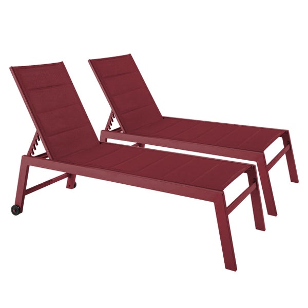 Gartenliege aus Kunststoff mit Rollen und verstellbarer Rückenlehne in Dunkelrot.