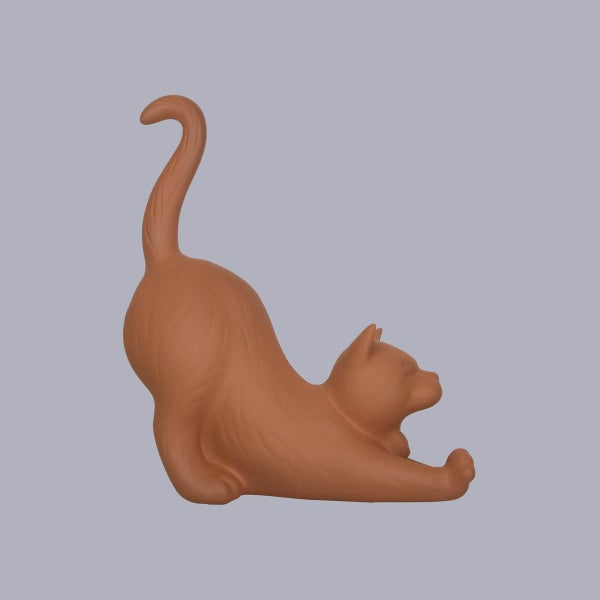 Katzenfigur aus Terrakotta in dehnender Pose als Dekoration für den Innenbereich und Außenbereich.