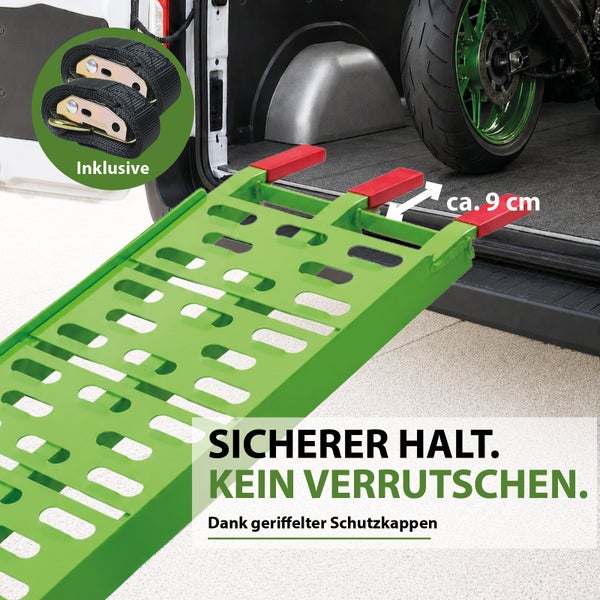 Auffahrrampe aus Metall mit Schutzkappen und mitgelieferten Spanngurten zum Verladen eines Motorrads in einen Transporter.