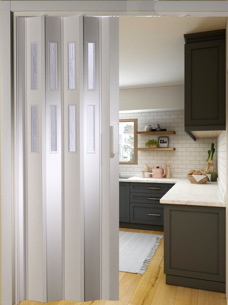 Falttür mit Glaseinsätzen in einer hellen Küche