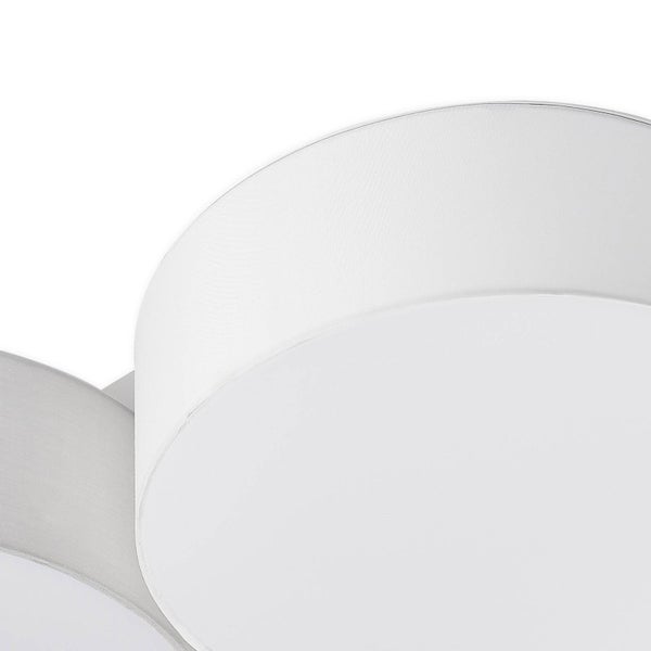 Detailansicht einer runden Deckenleuchte mit weißen Stoffschirmen.