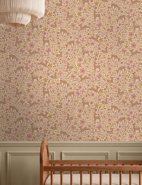 Tapete mit Reh und Blumen Muster für Kinderzimmer, Vliestapete im kindgerechten Design für eine behagliche Atmosphäre.