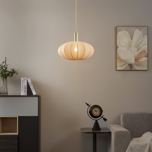 Modernes Wohnzimmer mit einer Pendelleuchte aus geripptem Stoff, einem grauen Sofa, einem Sideboard und einem Blumenbild an der Wand.