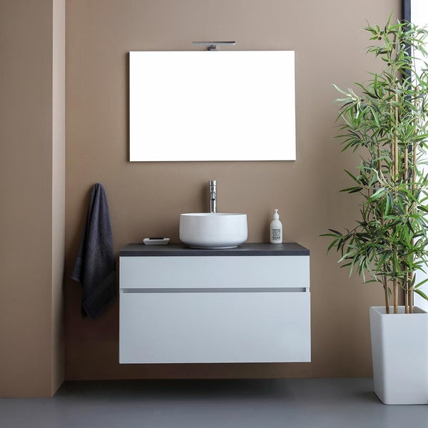 Modernes Badezimmer mit Waschbecken, Spiegel und Unterschrank