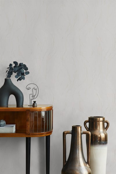 Grauer Teppich zusammengerollt