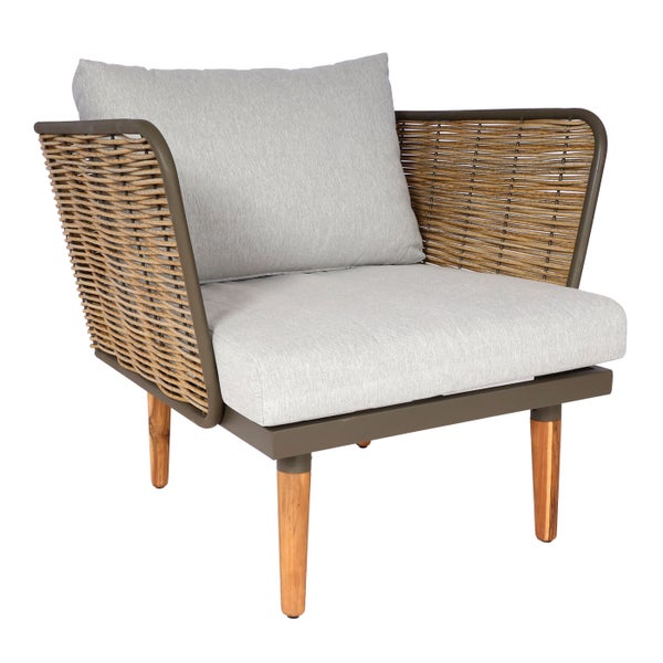 Moderner Garten-Lounge-Sessel mit Seitenteilen aus Geflecht, Metallgestell, Holzfüßen und Sitz- sowie Rückenkissen.