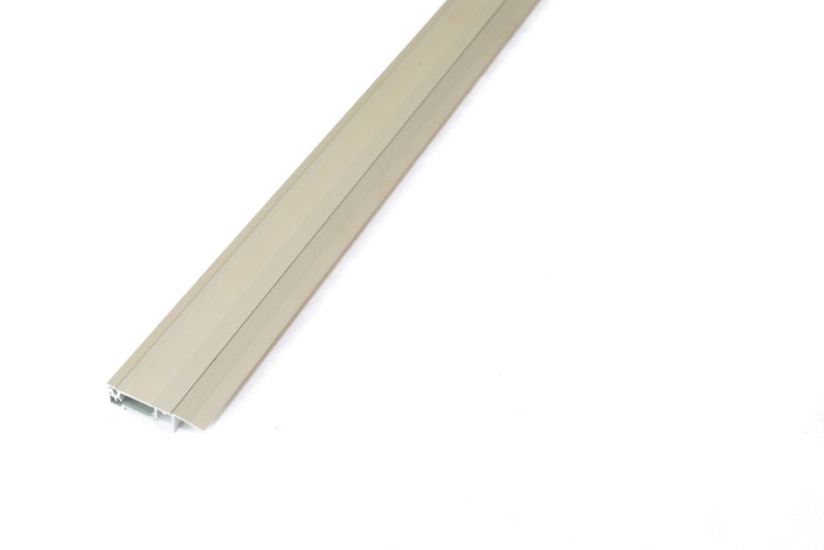 Übergangsprofil aus Aluminium für Bodenbeläge mit geriffelter Oberfläche.