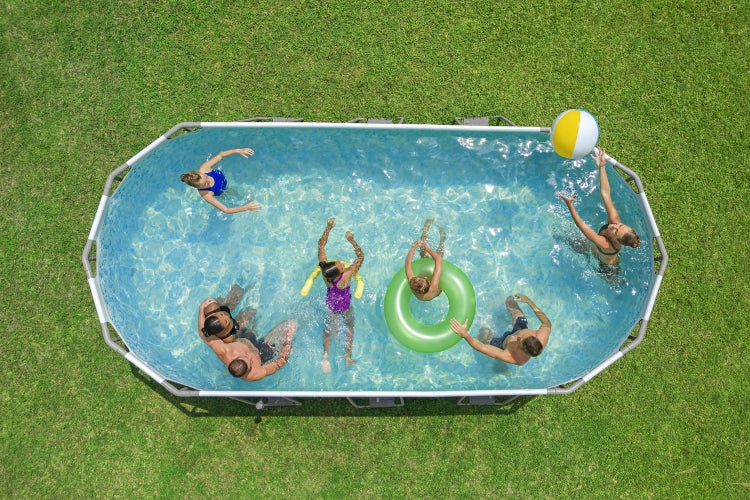 Ovaler Frame-Pool im Garten mit schwimmenden und spielenden Personen, Wasserball und Schwimmring in der Draufsicht.