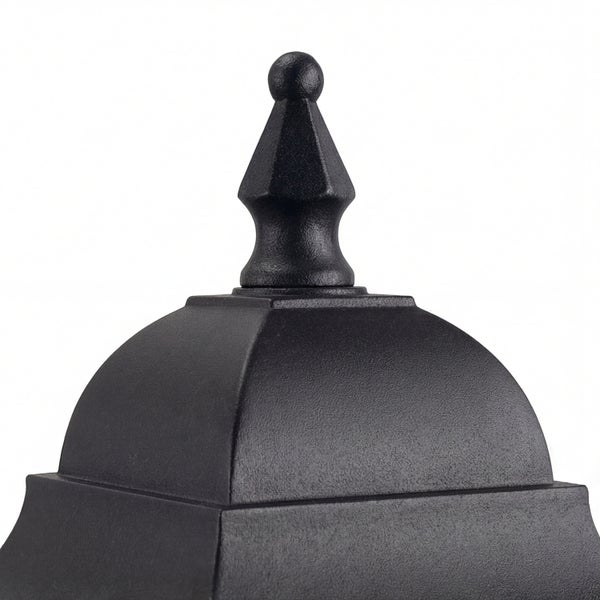 Detailaufnahme einer schwarzen Aussenleuchte.