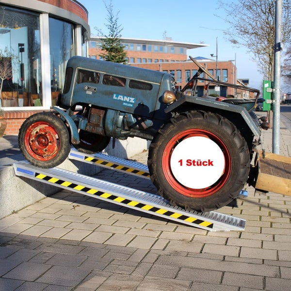 Aluminium Auffahrschiene mit Sicherheitsmarkierung, belastet durch einen Traktor, 1 Stück.