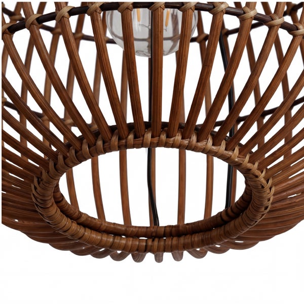 Nahaufnahme eines Lampenschirms aus braunem, geflochtenem Rattan mit sichtbarem Leuchtmittel im Inneren.