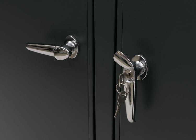 Schranktüren mit Griffen und Schlüsseln