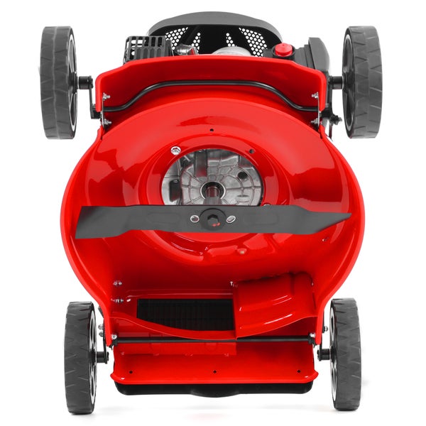 Unteransicht eines roten Benzin-Rasenmähers mit Schneidmesser, Mähwerkgehäuse und vier Rädern.