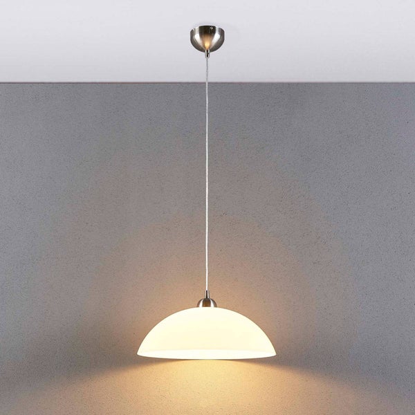 Pendelleuchte mit halbrundem Schirm aus weißem Glas und Baldachin in Chrom-Optik.