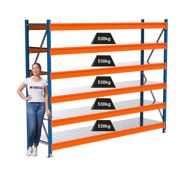 Industrielles Lagerregal mit fünf Ebenen und einer Traglast von 530 Kilogramm pro Ebene neben einer Frau