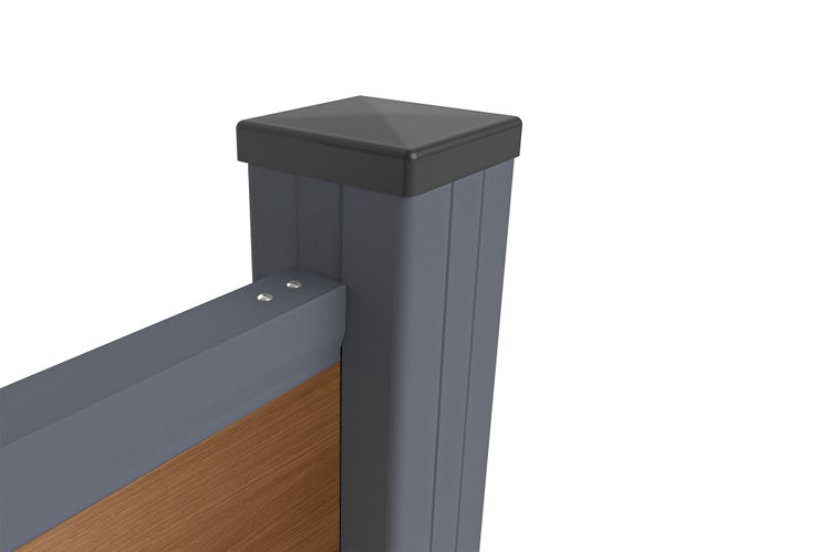 Zaunpfosten aus Metall mit Pfostenkappe und montiertem Sichtschutzelement in Holzoptik.