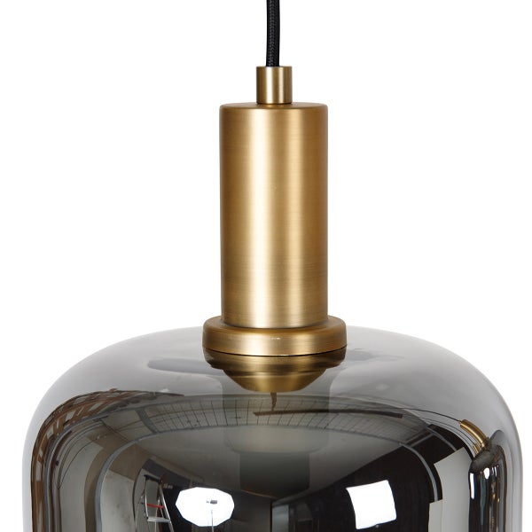 Nahaufnahme einer Pendelleuchte mit Glasschirm und Metallaufhängung