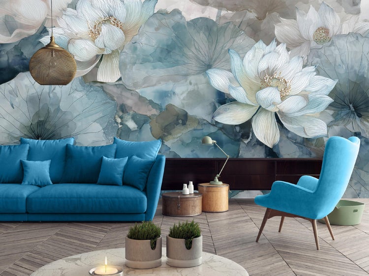 Wohnzimmer mit blauen Möbeln, floraler Tapete und dekorativen Elementen für eine stilvolle Einrichtung.